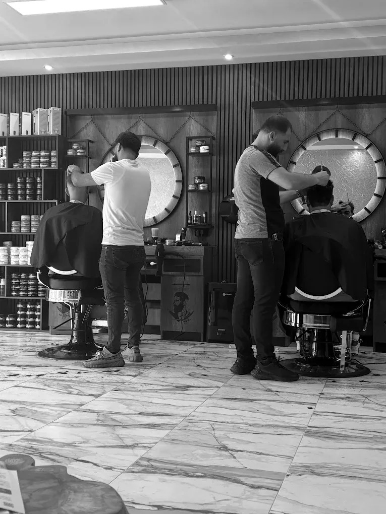 De twee barbers van Kapsalon Goodlife aan het werk in de zaak